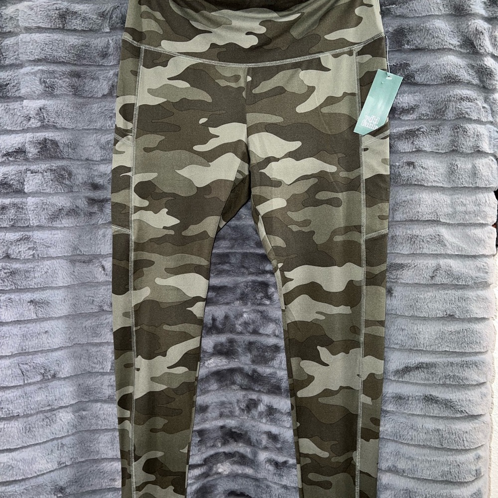 Wild Fable Camo Leggings Medium (never worn)